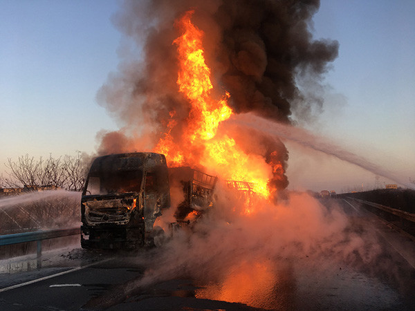 一辆载有30吨牙膏粉的大货车5日早上在二广高速湖北襄阳段发生火灾