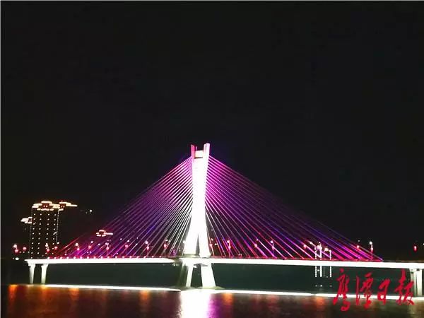 此次城市景观亮化工程主题为"北极星空,太极神韵",东起鹰东大桥,西至