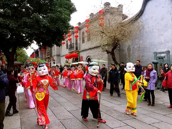 展示"最福州"文化符号 福州民俗踩街三坊七巷登场