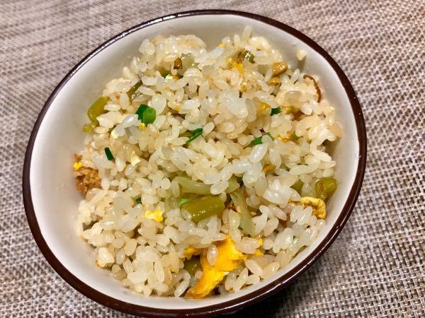 自制家常菜,野山椒炒饭,烧鸭子,炒萝卜菜,大家觉的还行吧