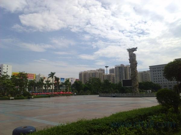 大岭山广场,晚上人多,比较热闹,很多人会去看表演,也有很多大妈大叔跳