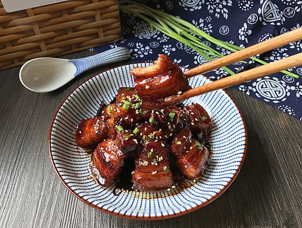 糖醋五花肉材料:五花肉(350g),花生油,香叶(1片),八角(1片),桂皮(2块)