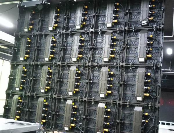 背面:20个led箱体拼接的屏幕正面:播放的led屏举例:在威特姆定制一款