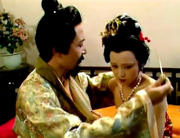 贾珍和儿媳秦可卿爬灰,原文中有没有证据?