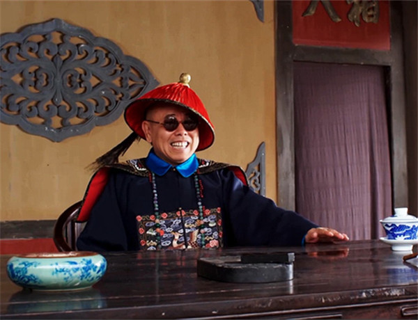 民国一县令,骑着毛驴上任,百姓哗然,22年后百姓哭送清官