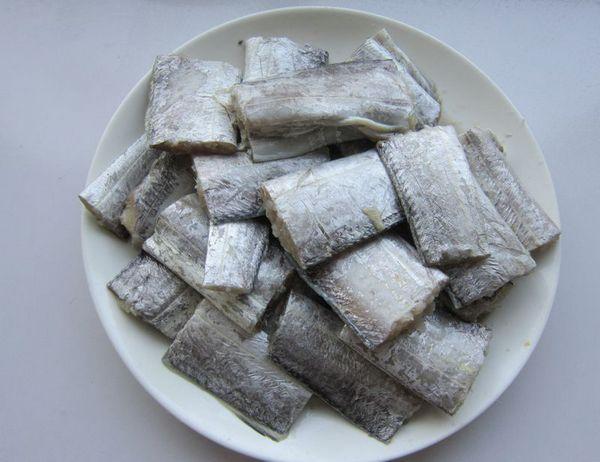 做带鱼不碎不腥的小窍门,肉嫩又块块入味,教你一招