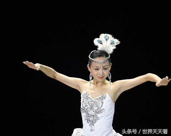 她2岁成聋哑人,29岁上春晚后爆红,富商苦追8年无果最终嫁一书生