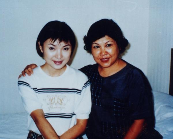 曾获得第三届全国青年歌手电视大赛"荧屏奖",在第五届青歌大赛中