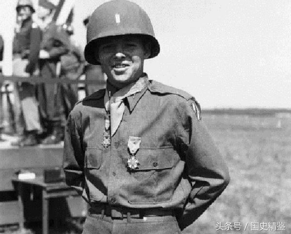 二战美军士兵墓碑上有个错误,祭拜者们却不愿指出,那是他的荣耀