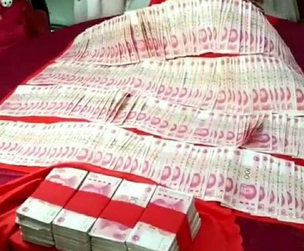 婚宴酒席上摆满三十万现金,新娘却一脸不乐意,让人难以理解|现金|新娘|酒席_新浪新闻