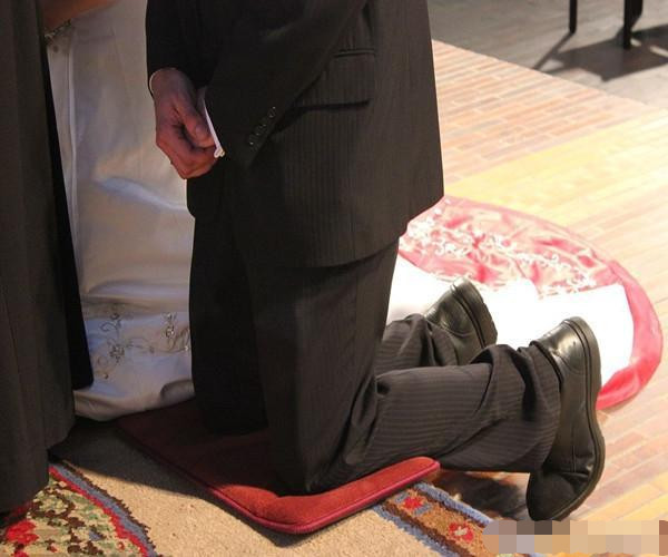 婚礼单膝跪地标准姿势图片
