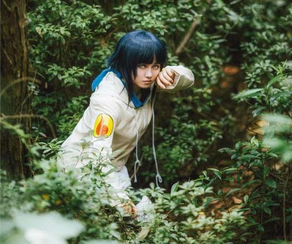 雏田下忍毕业后,加入了夕日红带领的"第八班",与油女志乃,犬冢牙为一