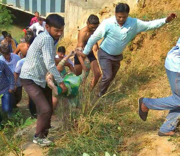 外国女老师不堪家暴折磨选择带着女儿离开世界画面让人不忍心看