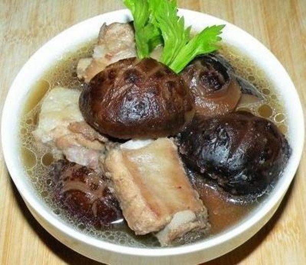 做法:1,取十几个香菇,根据排骨多少适量调整,香菇中加少量淀粉,拌和