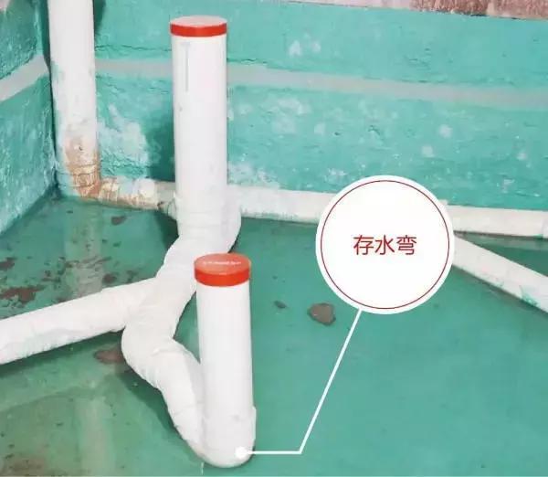 存水弯可以利用积水隔绝空气,防止下水道味道上返,我家没留,自然就有