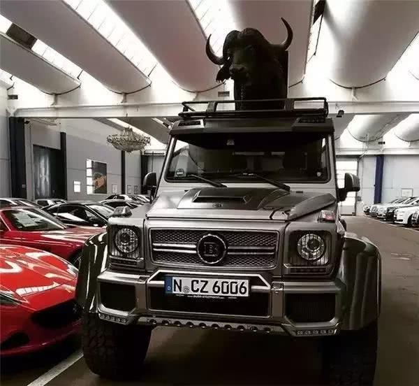 土豪将奔驰越野车的车标改成b字,车身上的东西引得路人纷纷赞叹