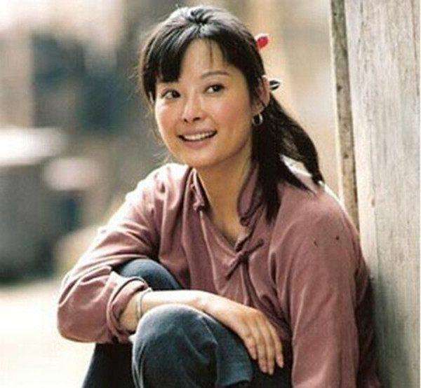 女星的"村妇"扮相,袁立特别真实,章子怡好看,李小璐最搞笑