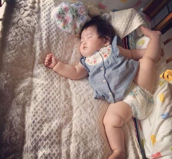 日本妈妈在网上晒出宝宝睡觉的样子,有几张你可能受不了