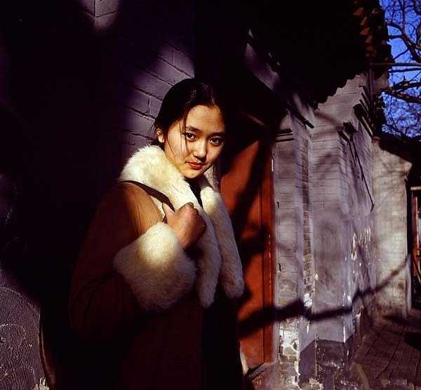 90年代老照片:年轻时的杨丽萍在长城上跳舞|杨丽萍|煤球|年代_新浪新