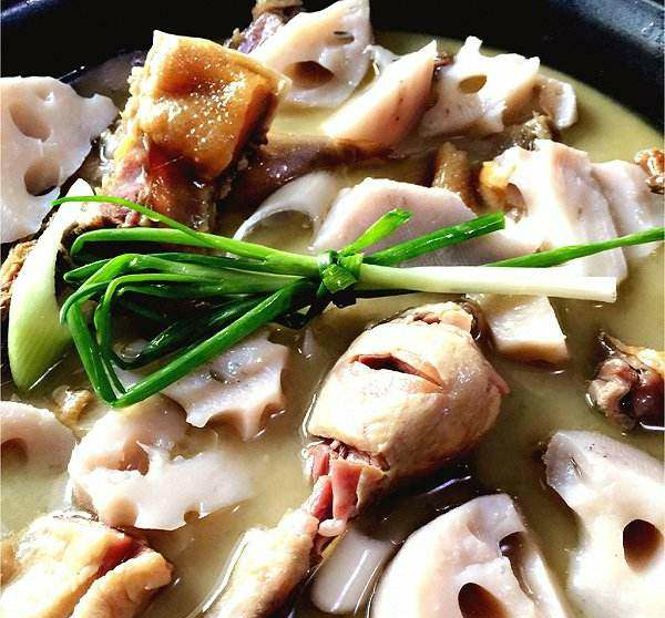 家常腊鸭焖藕,鲜美可口,咸香适中,好吃又好做