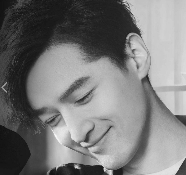 胡歌路边抽烟被粉丝拍到网友这是我见过抽烟最帅的男人