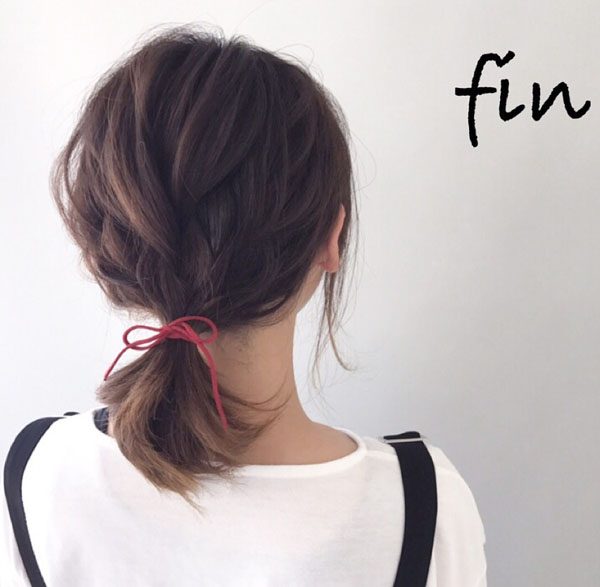 短披肩发扎个低马尾,很温婉文艺风!