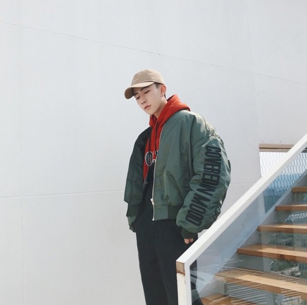 男士红色卫衣搭配什么外套才好看呢?