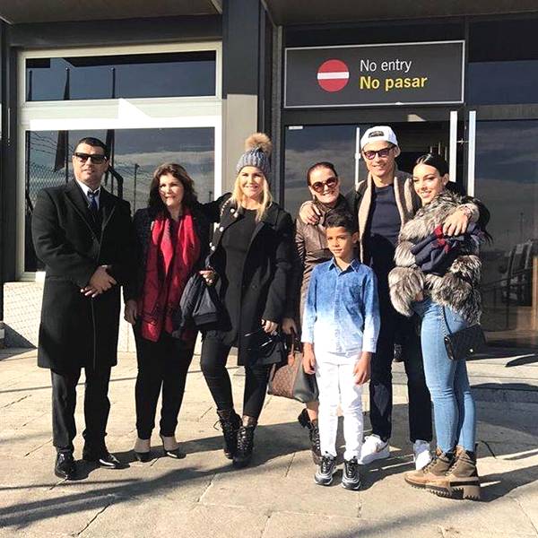 c罗最新全家福曝光!未婚妻和两儿两女,霸道总裁是人生赢家