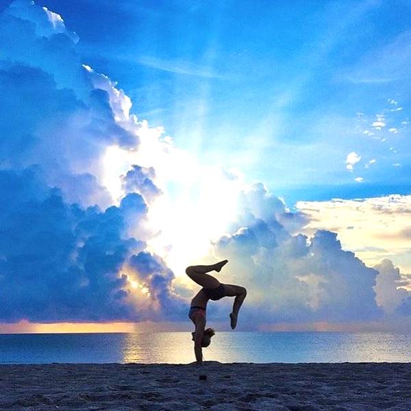 不经历过各种好玩酷炫的瑜伽姿势就不懂得对瑜伽着迷的人的痴狂