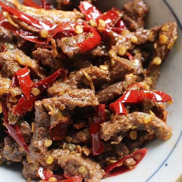 食材:风干小牛肉约300克,干辣椒一抓,花椒1/3碗,蒜3粒,姜片3片,大葱一