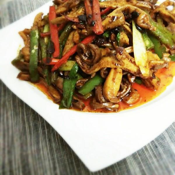 用料1 :猪肚,红辣椒,青辣椒,葱,蒜,盐,老干妈辣椒酱,花椒油;用料2