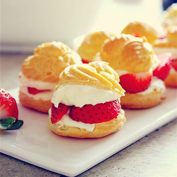 奶香浓郁,口感细腻的草莓奶油泡芙
