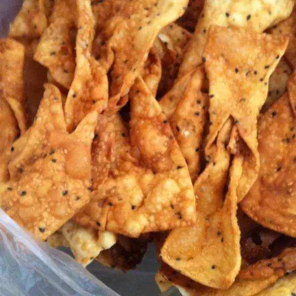 老婆用剩下的混沌皮炸麻叶,又香又酥,孩子一口一个,一盆不够吃