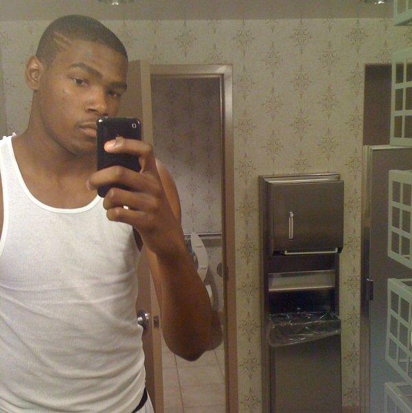 杜兰特为何没有领袖气质,看看他的生活中都干了什么就明白了