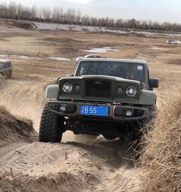 国内首台正规进口m715正式亮相,硬派霸气无愧越野之王的称号!