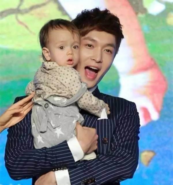 鹿晗张艺兴杨洋李易峰抱孩子最后一张确定不是来搞笑的