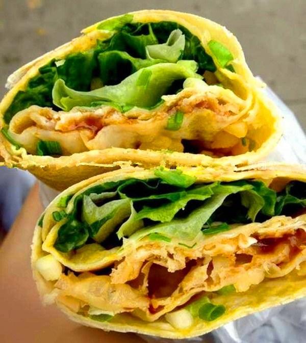 天津著名小吃煎饼果子加上山东的煎饼,那叫一个好吃!美味至极!