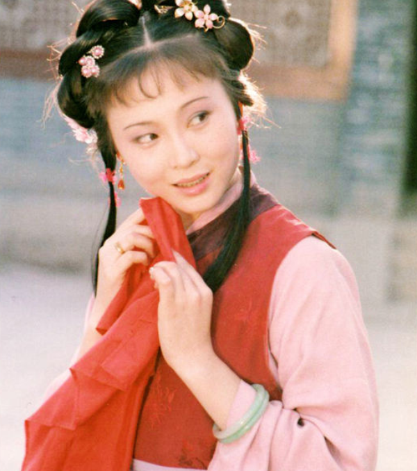 封建社会阶层等级分明,把人分成了三六九等,像红儿