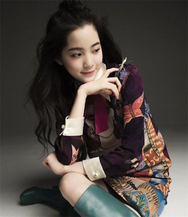 欧阳娜娜登时尚杂志,造型挺不错,就是演技拖后腿