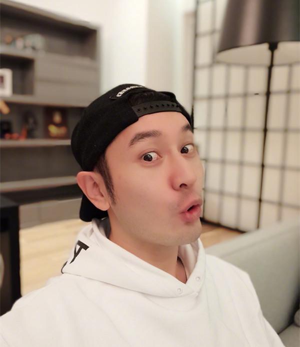 黄晓明的自拍来了,这穿着和表情都像个孩子!