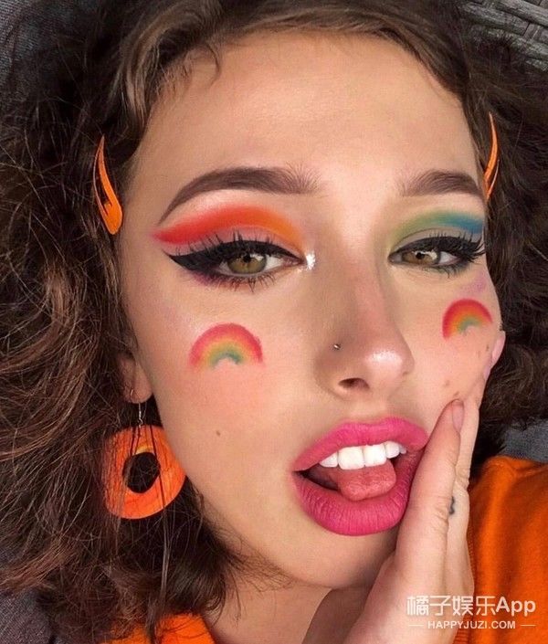 她在脸上画了这些东西你喜欢吗?