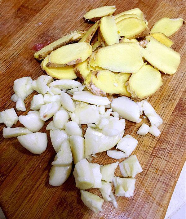 将生姜,大蒜切片备用.