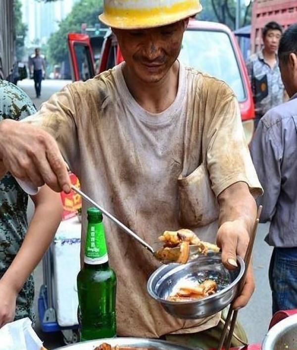 十元钱管饱,民工工地上吃的饭看着心里不是味道