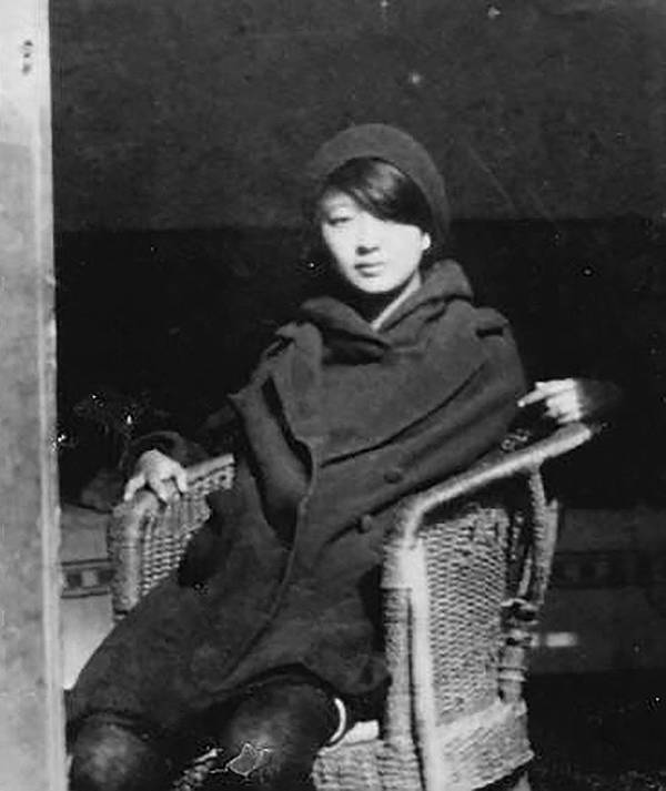 16岁那年,叔祖母过世,张充和回到苏州父母家中.