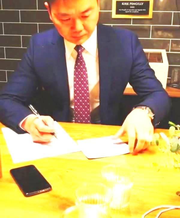 章泽天刘强东甜蜜合影，因一眼神惨遭网友吐槽：怎么像爸爸和女儿