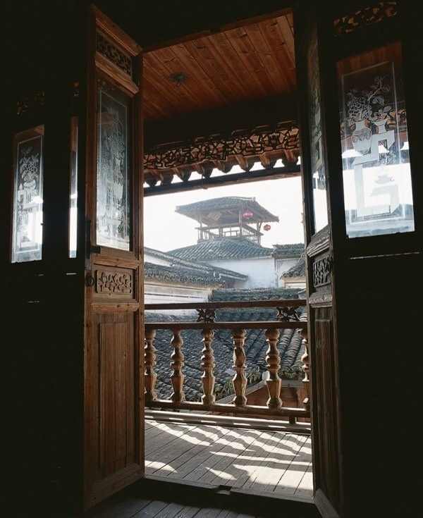 古典风,中式门,岁月的痕迹,诉说着往日的风情.