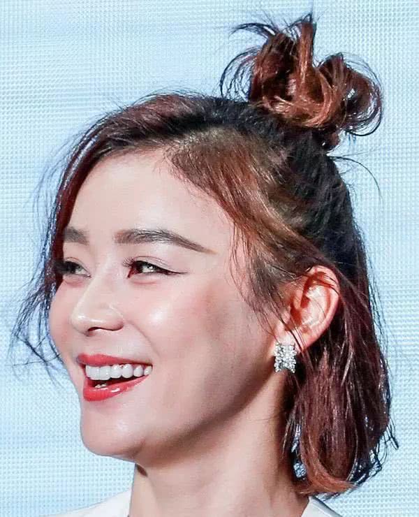 原来现在流行鸡窝头,唐嫣驾驭得真好,杨幂也不错呢!