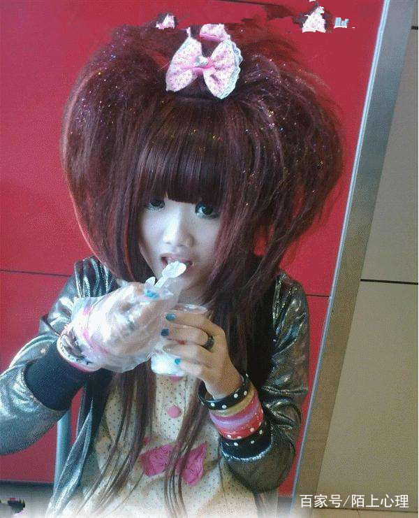 曾经,杀马特女生选择转型,去帮人洗头和按摩,其他的人,去哪了