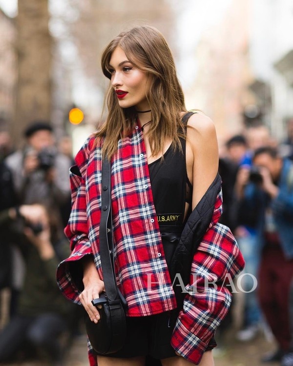 高饱和撞色看头十足100张街拍让你2018不再为穿搭犯愁