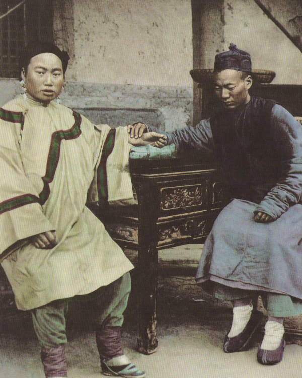 晚清老照片,八旗子弟身材矮小,最后一张大夫为女病人把脉诊病